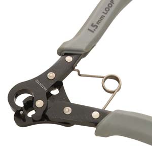 Close-up of the 1 Step Looper jaws forming and trimming a wire loop