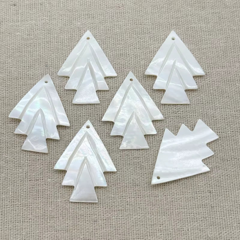 Six white mother of pearl arrowhead pendants with a top hole, 30 x 41mm