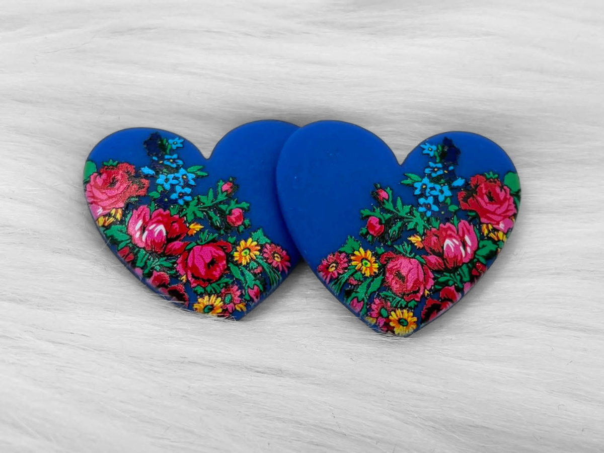 Pair of 37mm matte blue resin heart cabochons (cabs) with a kokum floral design of pink roses and yellow flowers