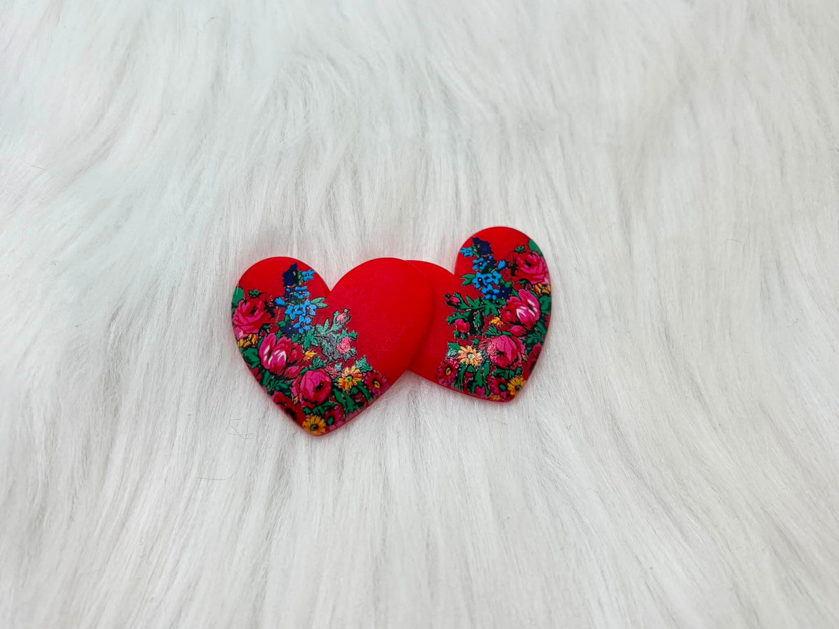 Pair of 37mm red resin heart cabochons (cabs) with a kokum floral design of pink roses and blue flowers