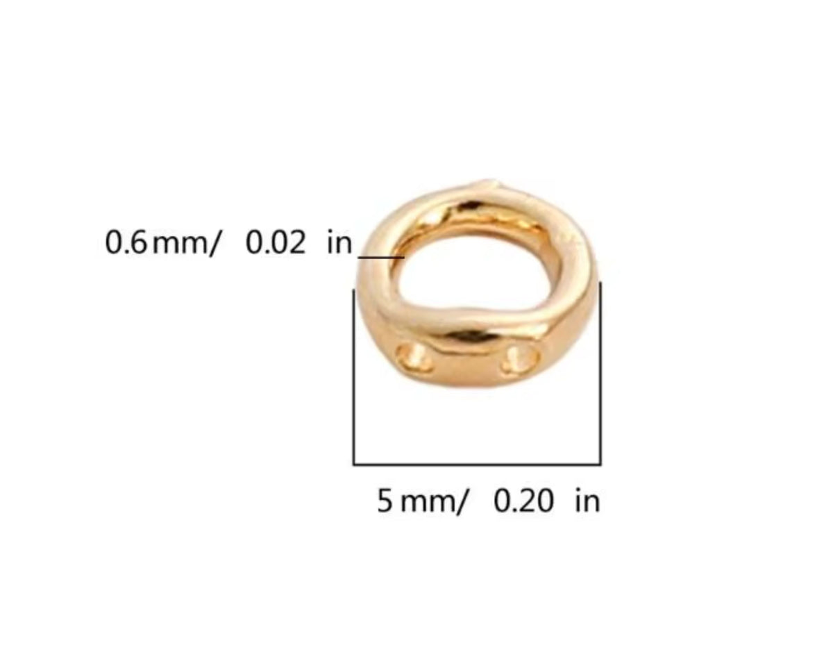 Single gold-tone double-hole connector ring with a 5mm width and 0.6mm thickness marked