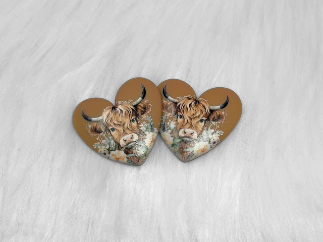 Pair of 37mm resin heart cabochons (cabs) in tan with a highland cow and white flowers